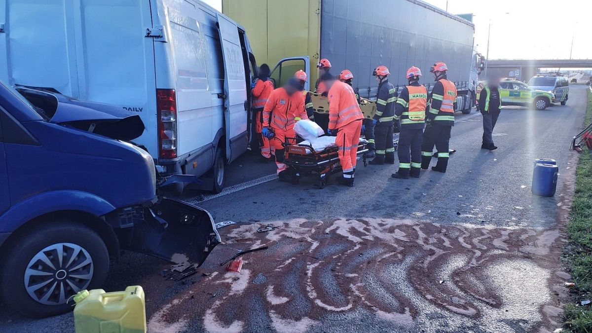 Čtyři zranění, v koloně u stavby na D1 v Brně řidiči zase bourali